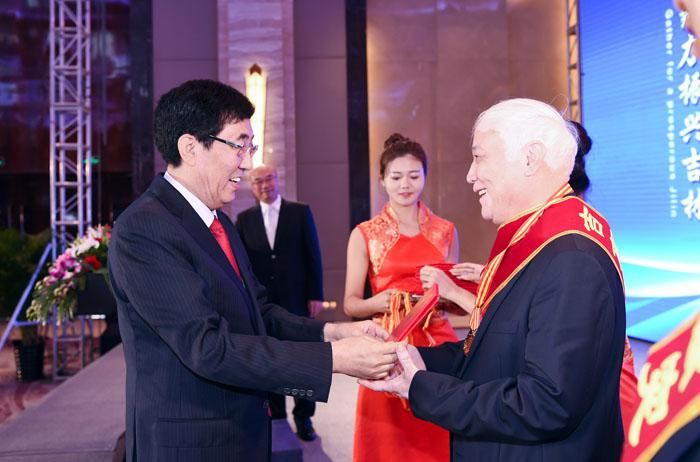 1、第二屆全球吉商大會上，省委書記巴音朝魯為獲得“吉商突出貢獻(xiàn)人物”獎(jiǎng)的曹和平董事長頒獎(jiǎng).jpg
